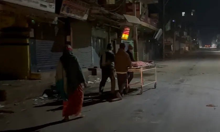 नवादा में शर्मसार स्वास्थ्य व्यवस्था ! स्ट्रेचर पर शव घसीटने को मजबूर परिजन, PHC में डॉक्टर नदारत