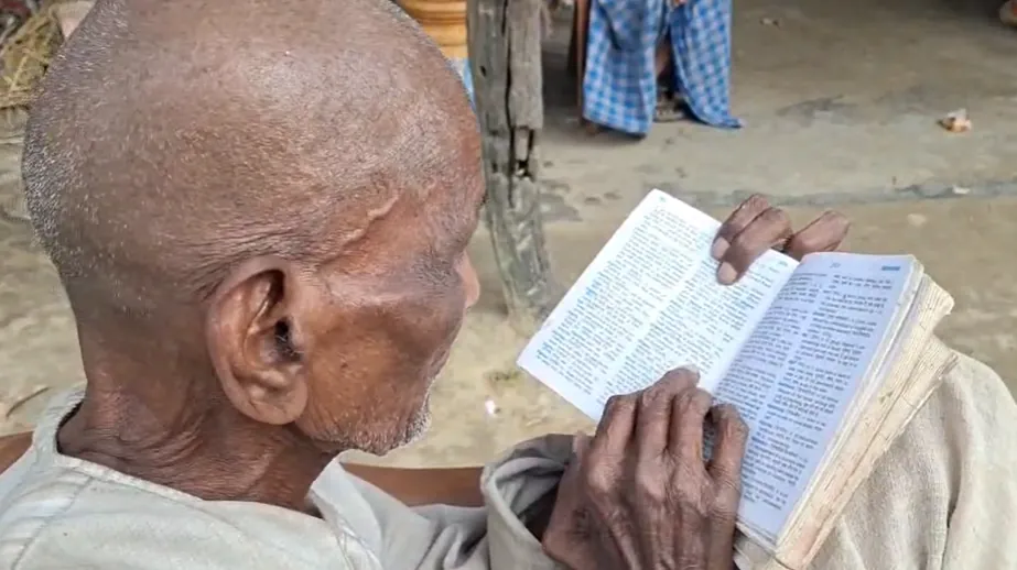 सौ साल की उम्र में सिर्फ किताबों से करते बात, बिना चश्मे के पढ़ जाते कई डिक्शनरियां