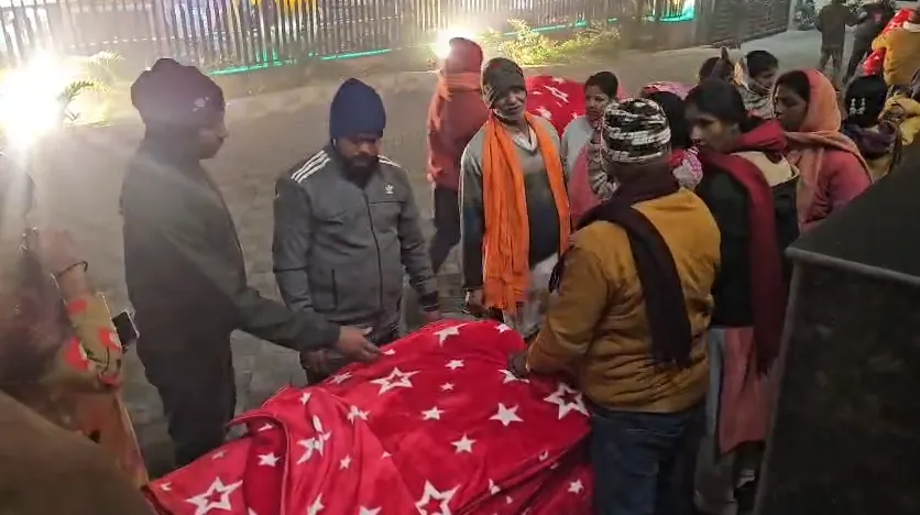 Hazaribagh: बढ़ती ठंड के बीच गरीबों को राहत देने का प्रयास, नगर निगम ने बांटे कंबल, जरूरतमंदों के चेहरे पर आयी खुशी