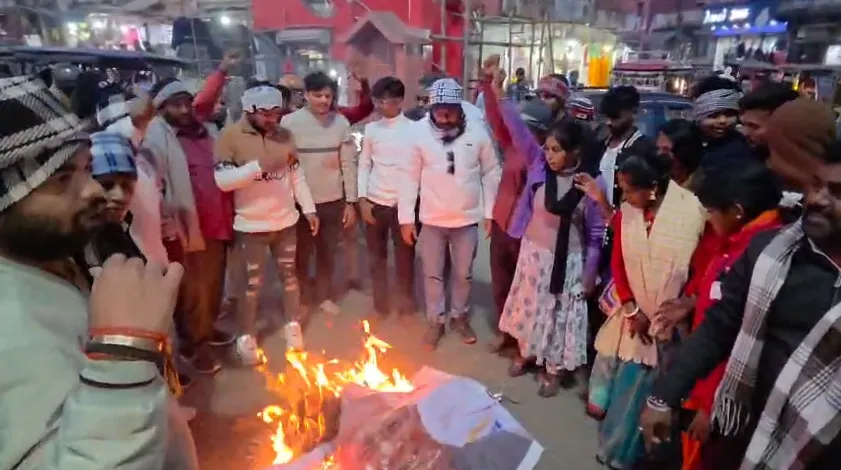 बांग्लादेश की घटना से आक्रोशित हैं हिंदू संगठन, मोहम्मद यूनुस का फूंका पुतला, जताया विरोध