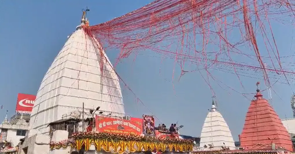 श्रद्धालु बाबा वैद्यनाथ के आशीर्वाद से कर रहे नव वर्ष की शुरुआत, जुट रही भारी भीड़ 