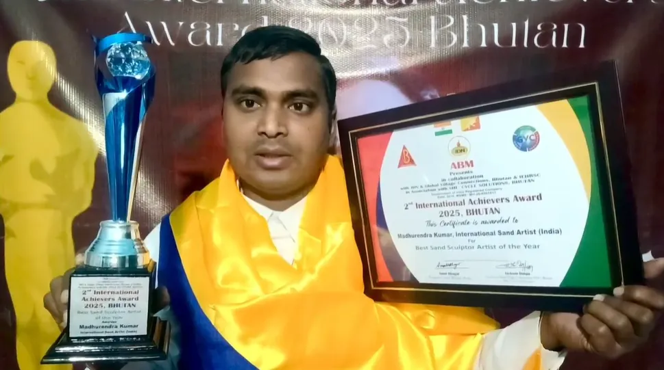 “बेस्ट सैंड स्कल्पचर आर्टिस्ट ऑफ द ईयर” अवार्ड पाने वाले भारत के पहले आर्टिस्ट बने मधुरेंद्र