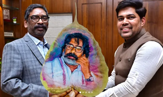 IAS रमेश घोलप ने CM को भेंट की पत्ते पर बनी उनकी पेंटिंग, लीफ आर्टिस्ट रवि सुतकर की कला के कायल हैं लोग