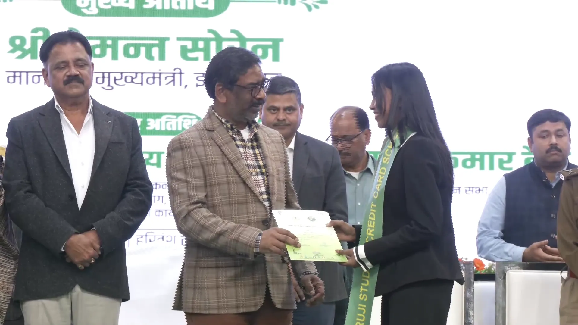 'दिशोम गुरु' की जयंती पर भावुक हुए सीएम, बांटे गए 'गुरुजी स्टुडेंट क्रेडिट कार्ड'