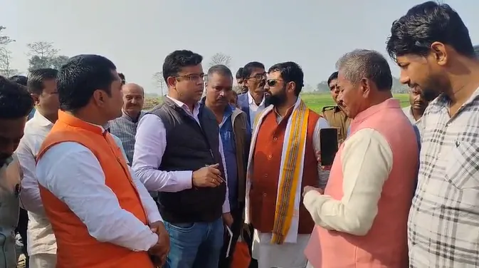 जांच करने आए अधिकारियों को बना लिया बंधक, ठेकेदारों पर करोड़ों की मिट्टी घोटाले के लग रहे आरोप