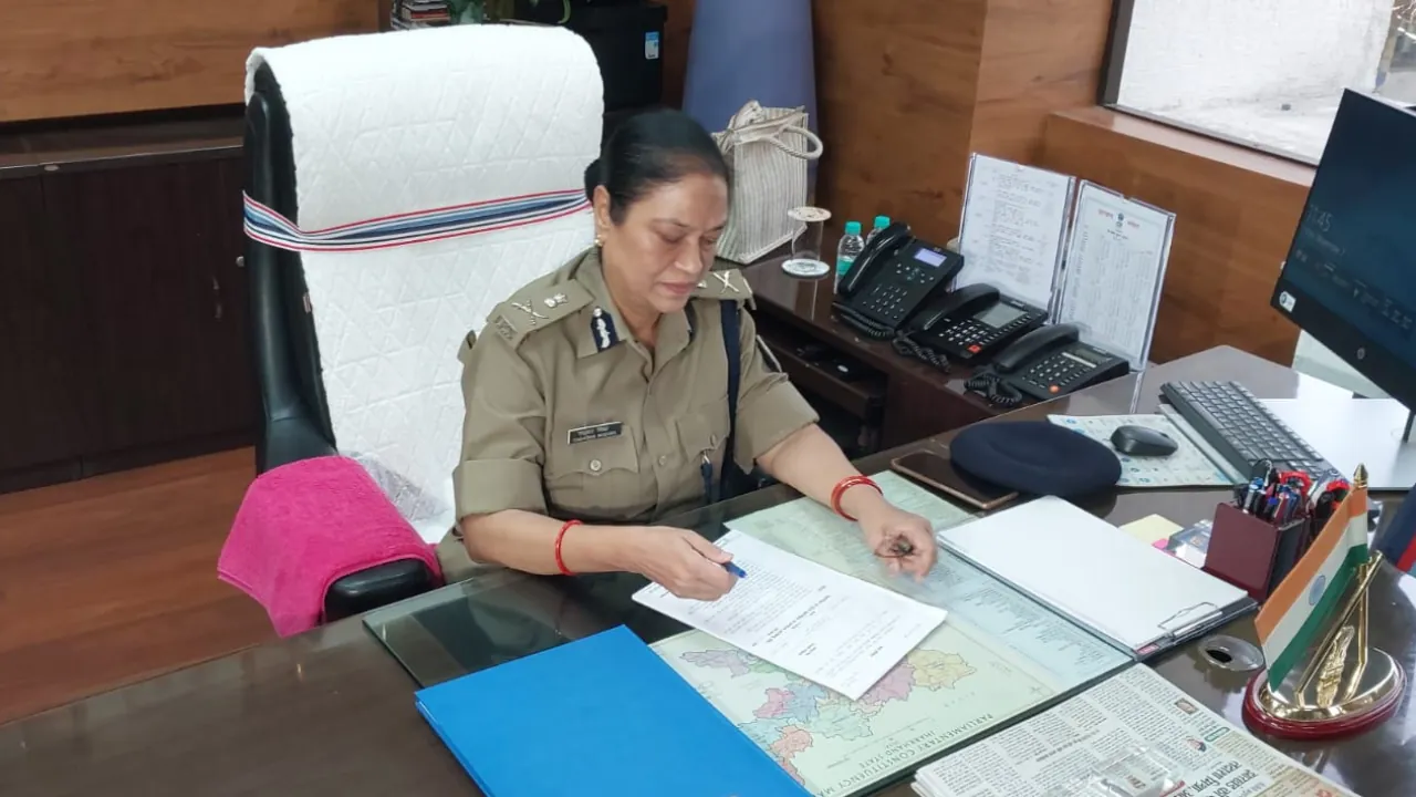  झारखंड पुलिस मुख्यालय में तदाशा मिश्रा ने संभाला प्रभारी DGP का पदभार