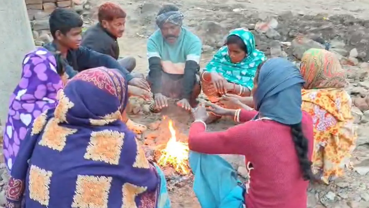 झारखंड में हिमालय बर्फबारी का असर ! लकड़ी चुन-चुनकर अलाव ताप रहे झुग्गी-झोपड़ियों में रहने वाले लोग