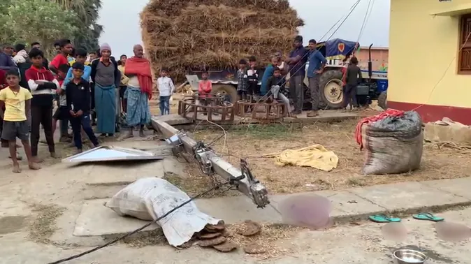 ओवरलोड ट्रैक्टर की टक्कर से गिरा बिजली का पोल, चपेट में आने से महिला की मौत