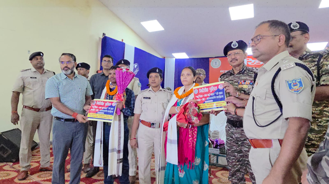 गिरिडीह में नक्सली दंपति ने किया आत्मसमर्पण, 15 मामलों में थे वांछित