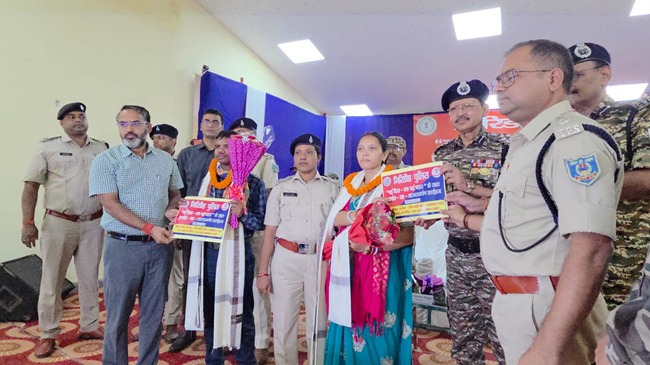 गिरिडीह में नक्सली दंपत्ति ने पुलिस के समक्ष किया आत्मसमर्पण, दोनों के खिलाफ दर्ज हैं 15 केस 