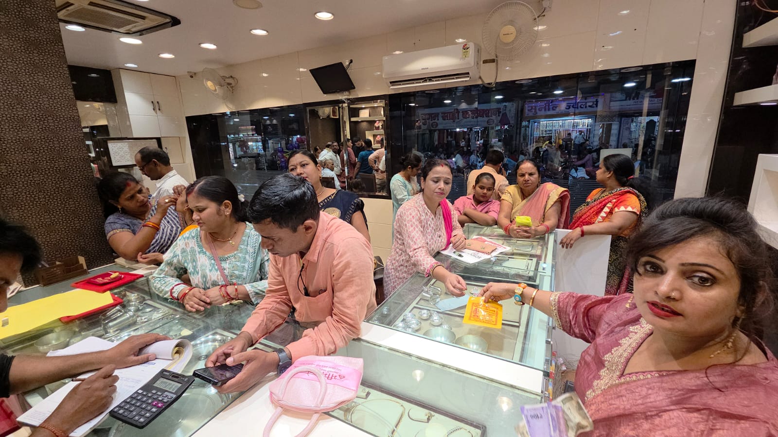 गिरिडीहवासियों ने धनतेरस पर खूब बरसाए धन, 90 करोड़ से अधिक की हुई खरीदारी