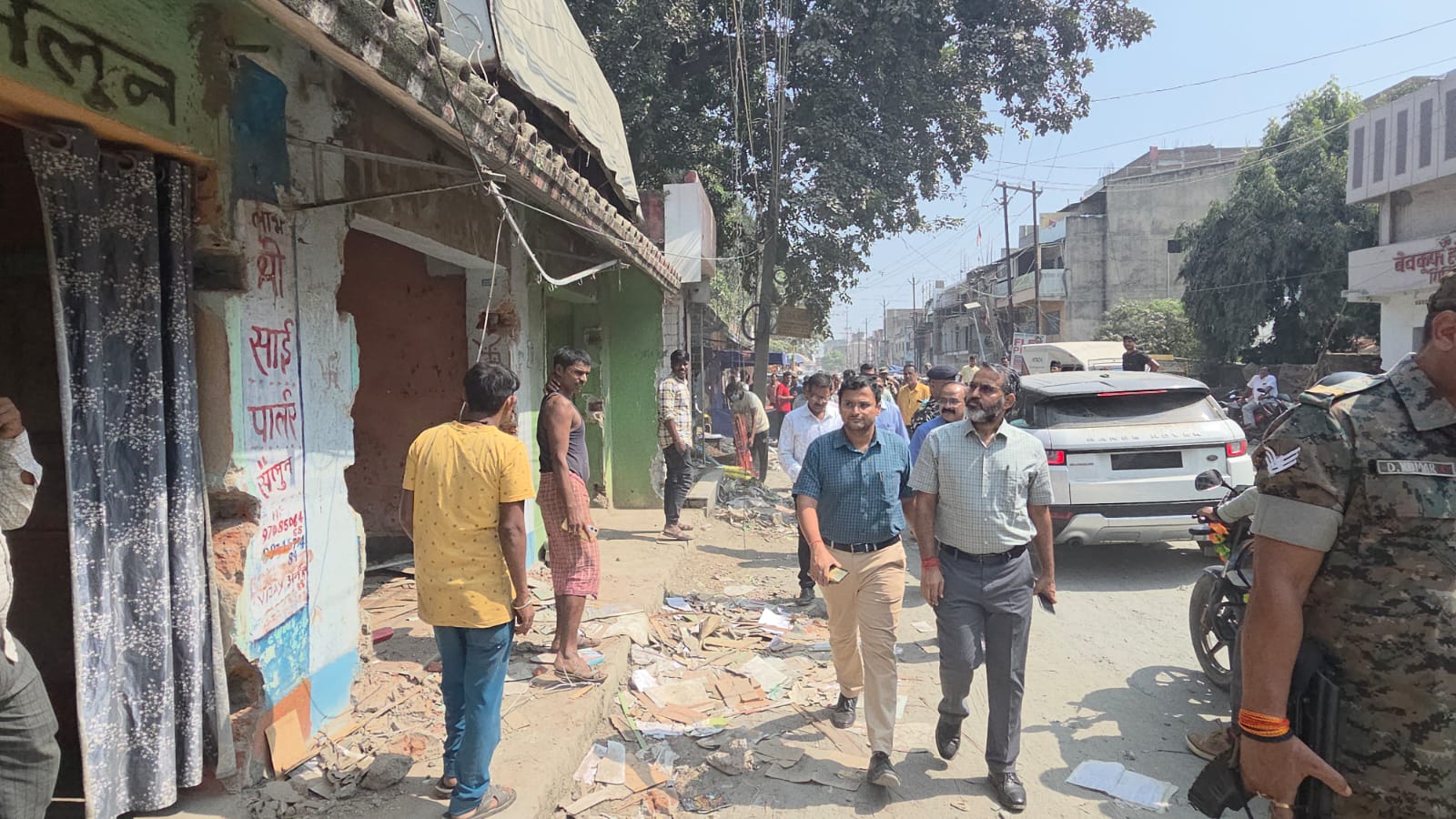 अतिक्रमण हटाने को लेकर भड़के दुकानदार, कोर्ट द्वारा निर्देशित 24 दुकानें हुई जमींदोज