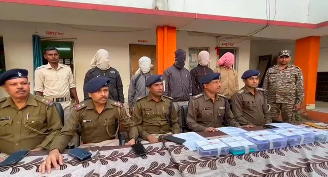 ‘ऑपरेशन घेराबंदी’: मरघट्टी के सुनसान खेत से हथियारबंद गिरोह धराया, देसी कट्टा सहित कई हथियार बरामद