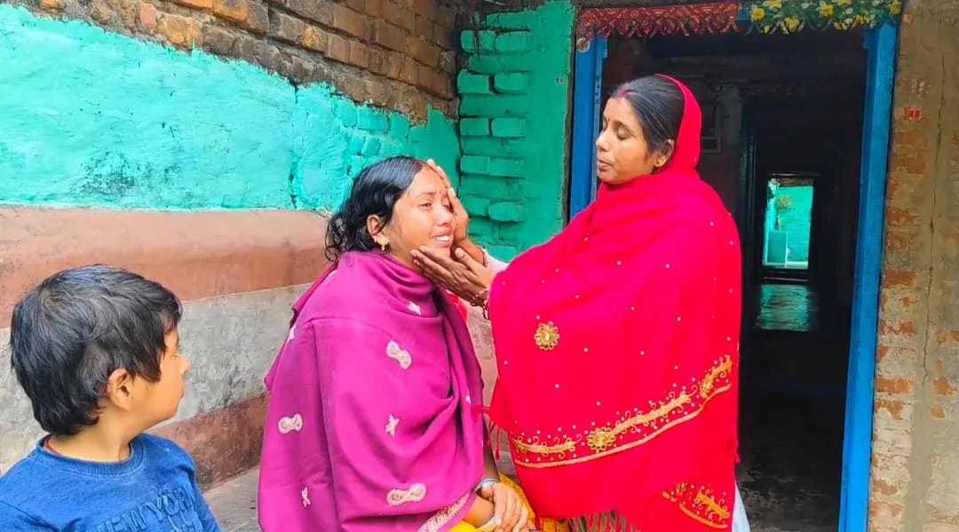 गोद में बच्चा, आंखों में आंसू… पति की रिहाई को तड़पती महिला; थाना पर बर्बरता का आरोप 