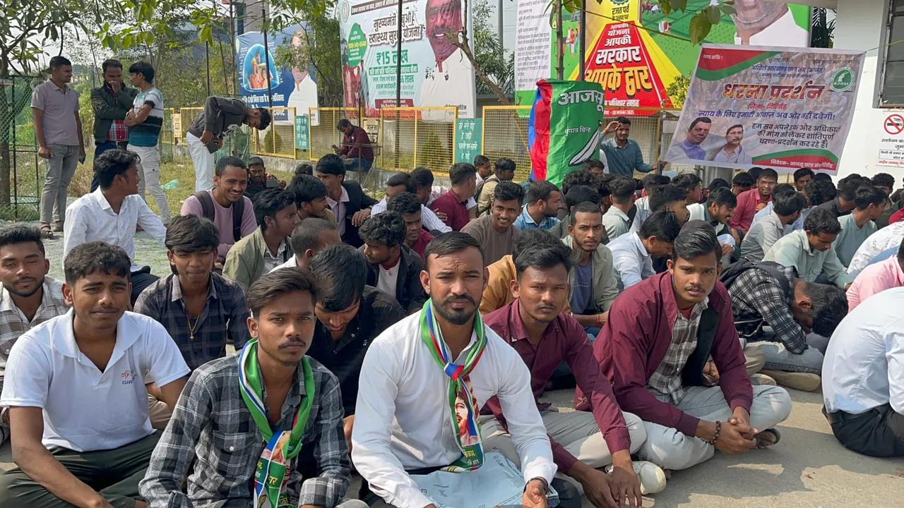Giridih Update: छात्रवृत्ति नहीं मिलने पर गुस्साए छात्रों ने समाहरणालय में दिया धरना