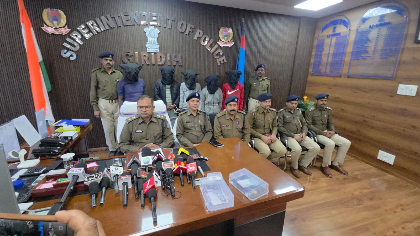 झगरी गोलीकांड का पर्दाफाश: देशी पिस्तौल और बाइक के साथ पांच अपराधी गिरफ्तार