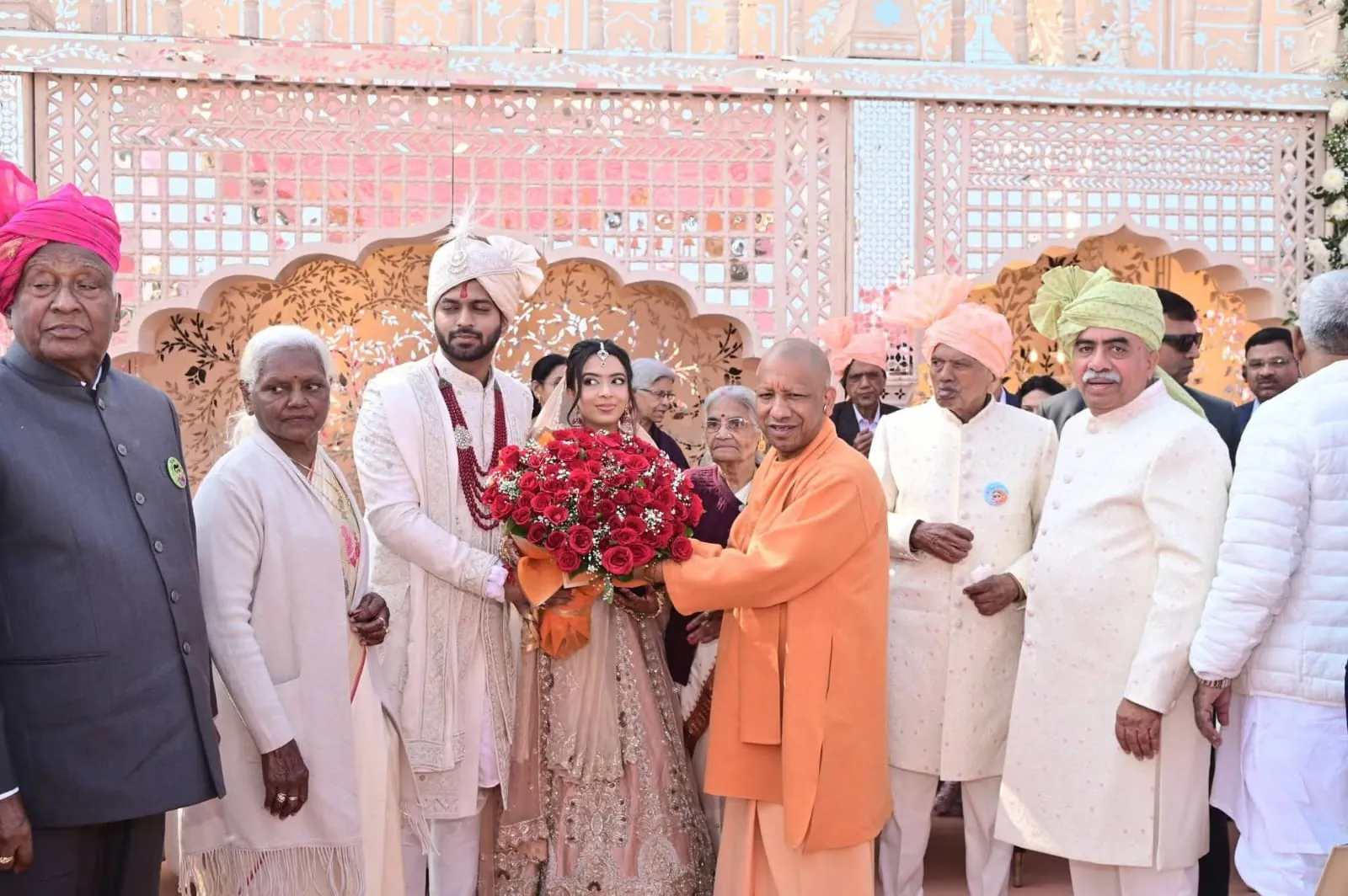 कैबिनेट मंत्री की बेटी की शादी में VVIP जमावड़ा, पूर्व राष्ट्रपति व सीएम समेत विपक्षी नेताओं ने भी की शिरकत