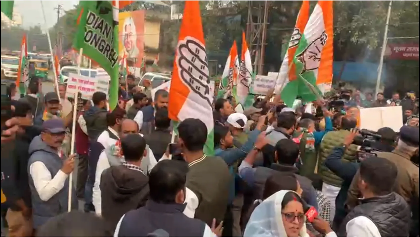 तूल पकड़ा NEET छात्रा की मौत का मामला, पटना में कांग्रेस का सरकार के खिलाफ प्रदर्शन, सत्ता पक्ष ने बताया दिखावा