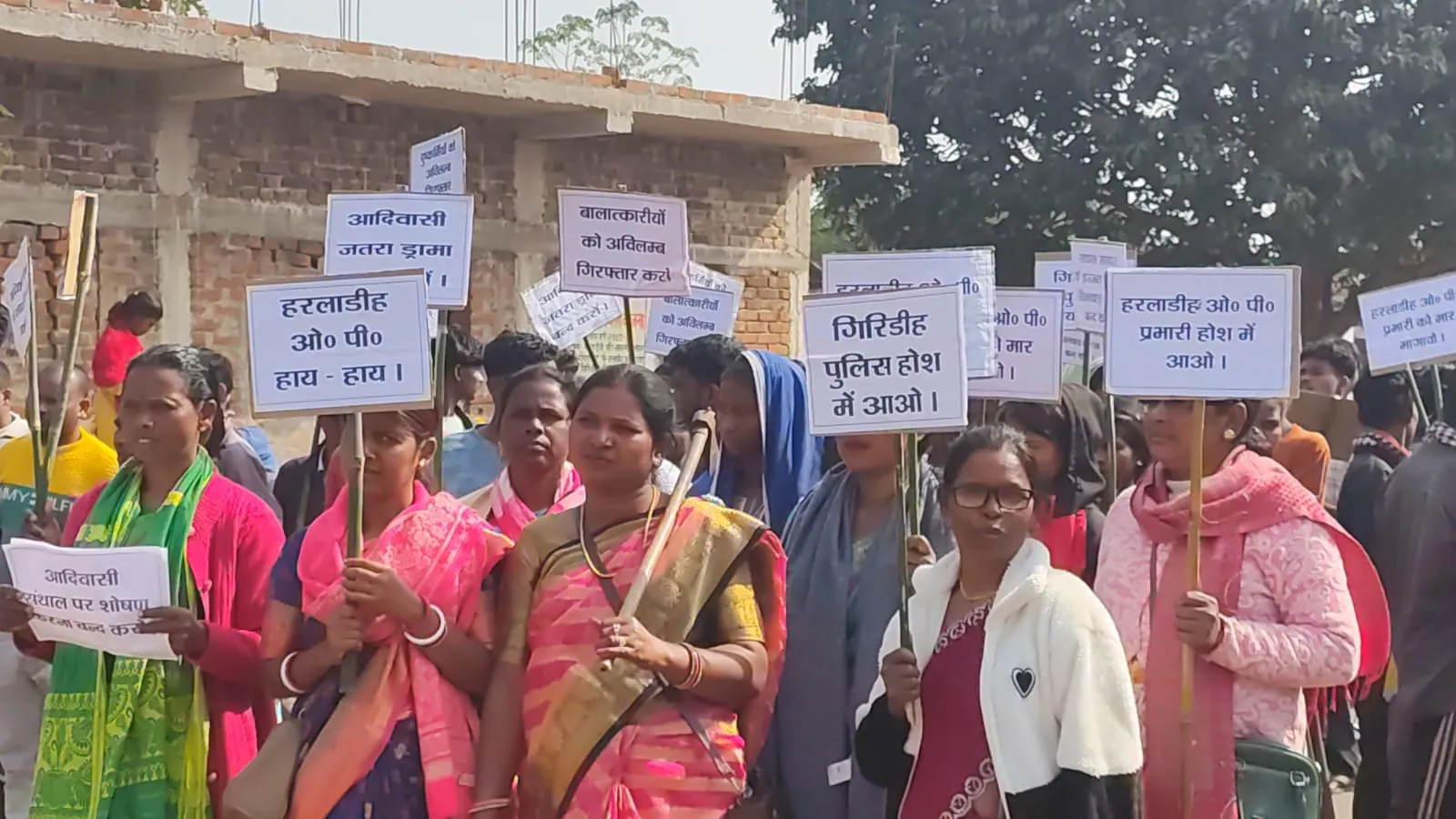 गिरिडीह गैंगरेप मामला: गुस्साए ग्रामीणों ने निकाला आक्रोश मार्च, 'पुलिस हाय-हाय' के लगे नारे 