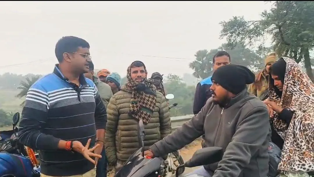 सड़क पर उतरे एसडीपीओ चंद्रशेखर आजाद, बिना हेलमेट वालों की लगा दी क्लास 