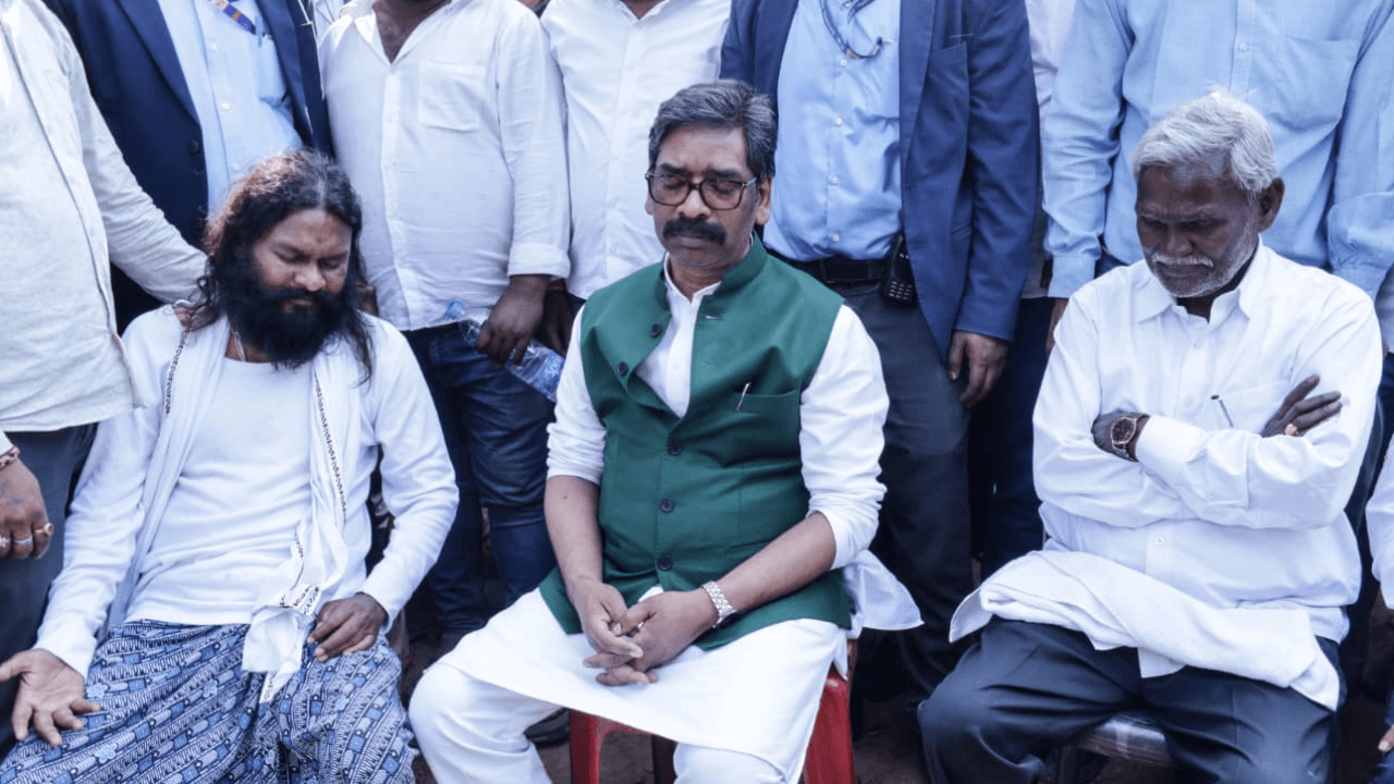 जिलिंगोड़ा में पूर्व CM चंपई सोरेन के पोते 'वीर सोरेन' के अंतिम संस्कार समारोह में शामिल हुए CM Hemant