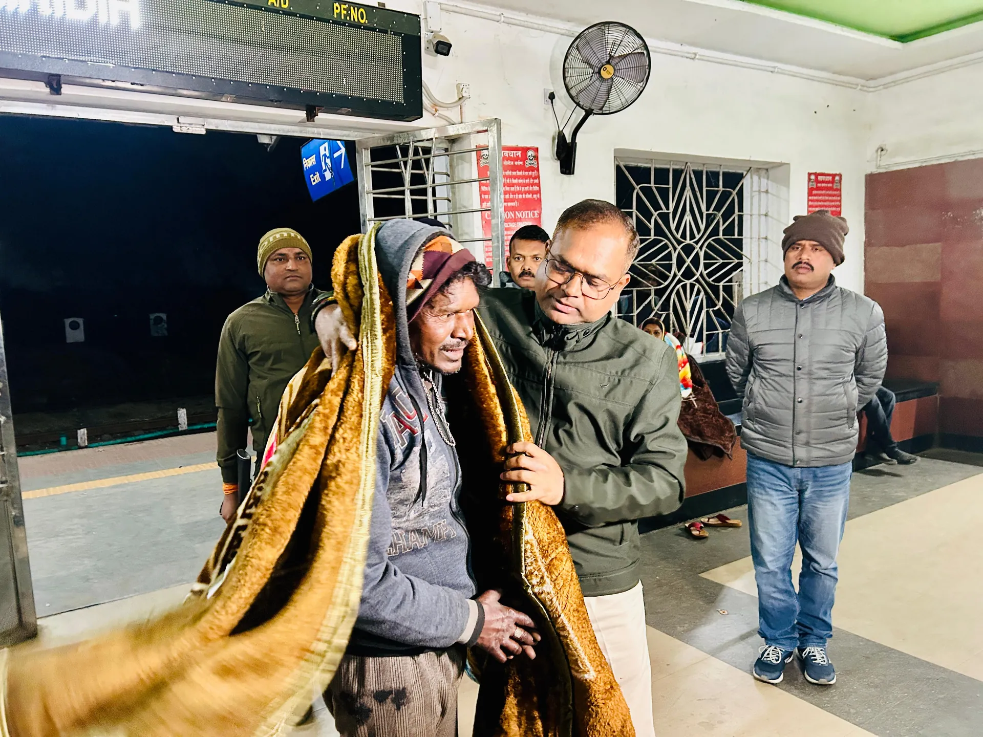 गिरिडीह एसपी ने लिया हालात का जायजा, बांटे कंबल, नए साल को लेकर युवाओं को दी हिदायतें