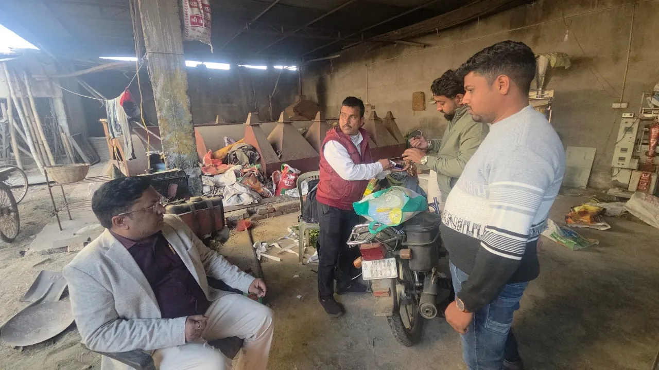 Giridih: फूड्स सेफ्टी अधिकारी ने मसाला और सत्तू फैक्ट्री में मारा छापा, अवैध रूप से था संचालित