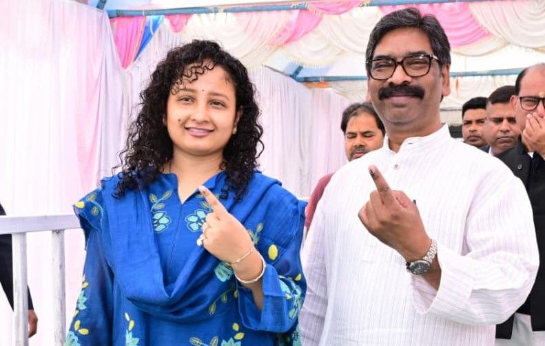 Jharkhand निकाय चुनाव 2026: CM हेमंत सोरेन ने पत्नी कल्पना सोरेन संग किया मतदान