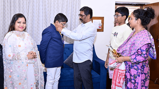 Ranchi में युवा शतरंज खिलाड़ी अधिराज मित्रा ने मुख्यमंत्री हेमंत सोरेन से की मुलाकात