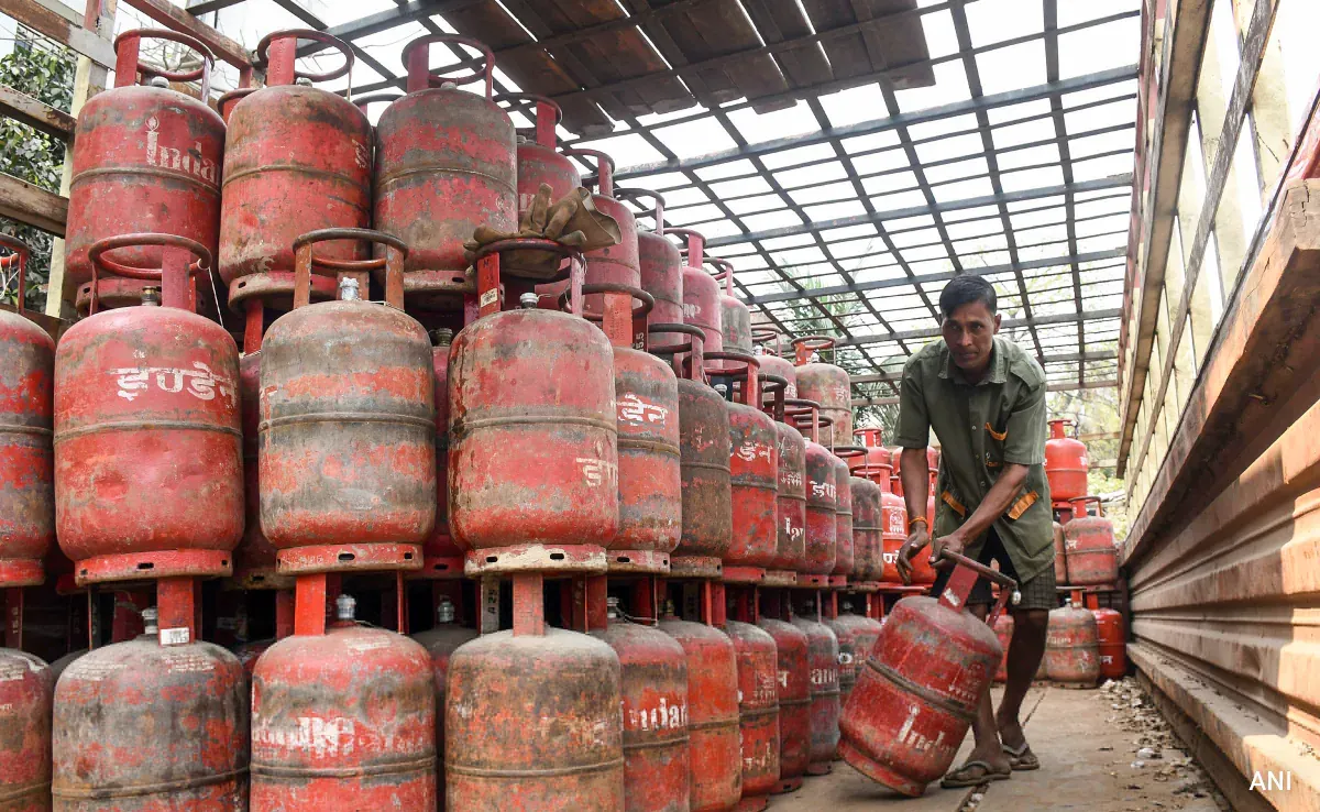 LPG सिलेंडर की किल्लत झेल रहे देश के कई शहर, कमर्शियल सिलेंडर की सप्लाई पर लगी रोक