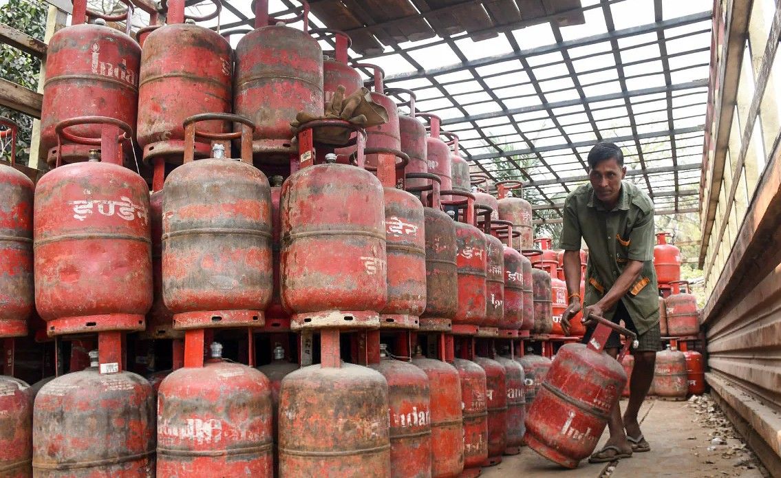 LPG सिलेंडर की किल्लत झेल रहे देश के कई शहर, कमर्शियल सिलेंडर की सप्लाई पर लगी रोक