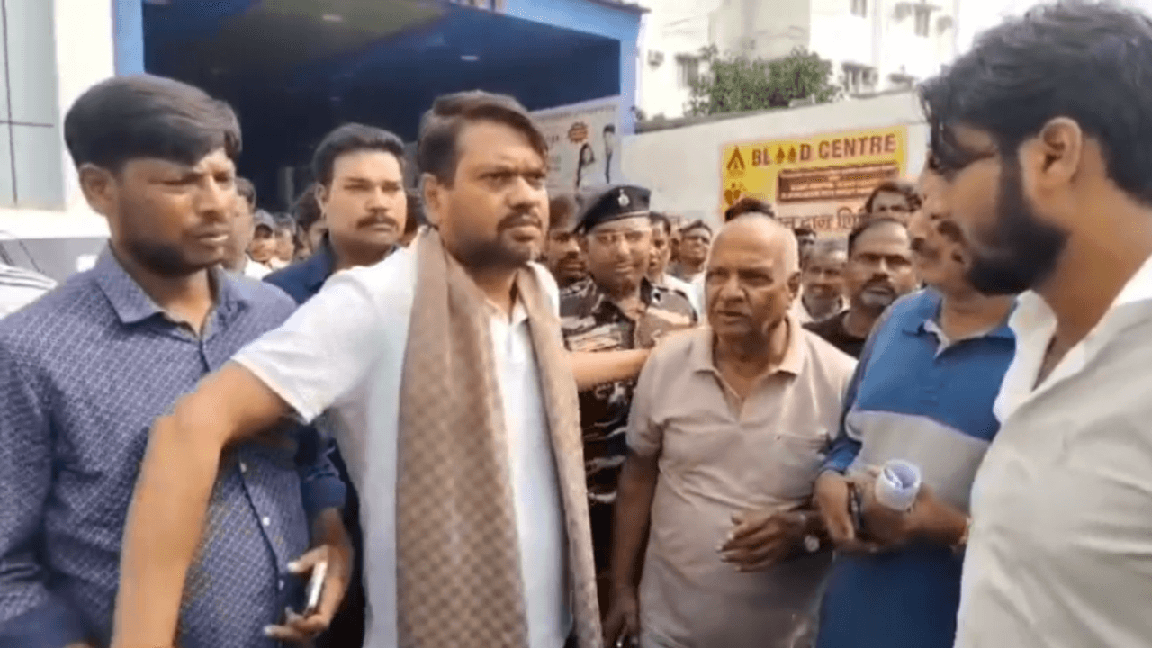 धनबाद के असर्फी अस्पताल में बकाया रुपयों के लिए शव को बनाया बंधक !  नवनिर्वाचित मेयर संजीव सिंह ने चुकाया बिल