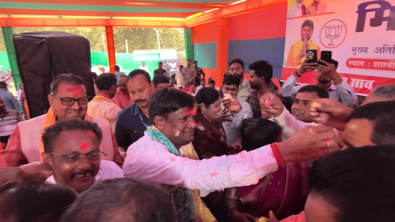 गिरिडीह में सुरेश BJP नेता सुरेश साहू के आवास पर होली मिलन समारोह में शामिल हुए धनबाद सांसद ढुल्लू महतो