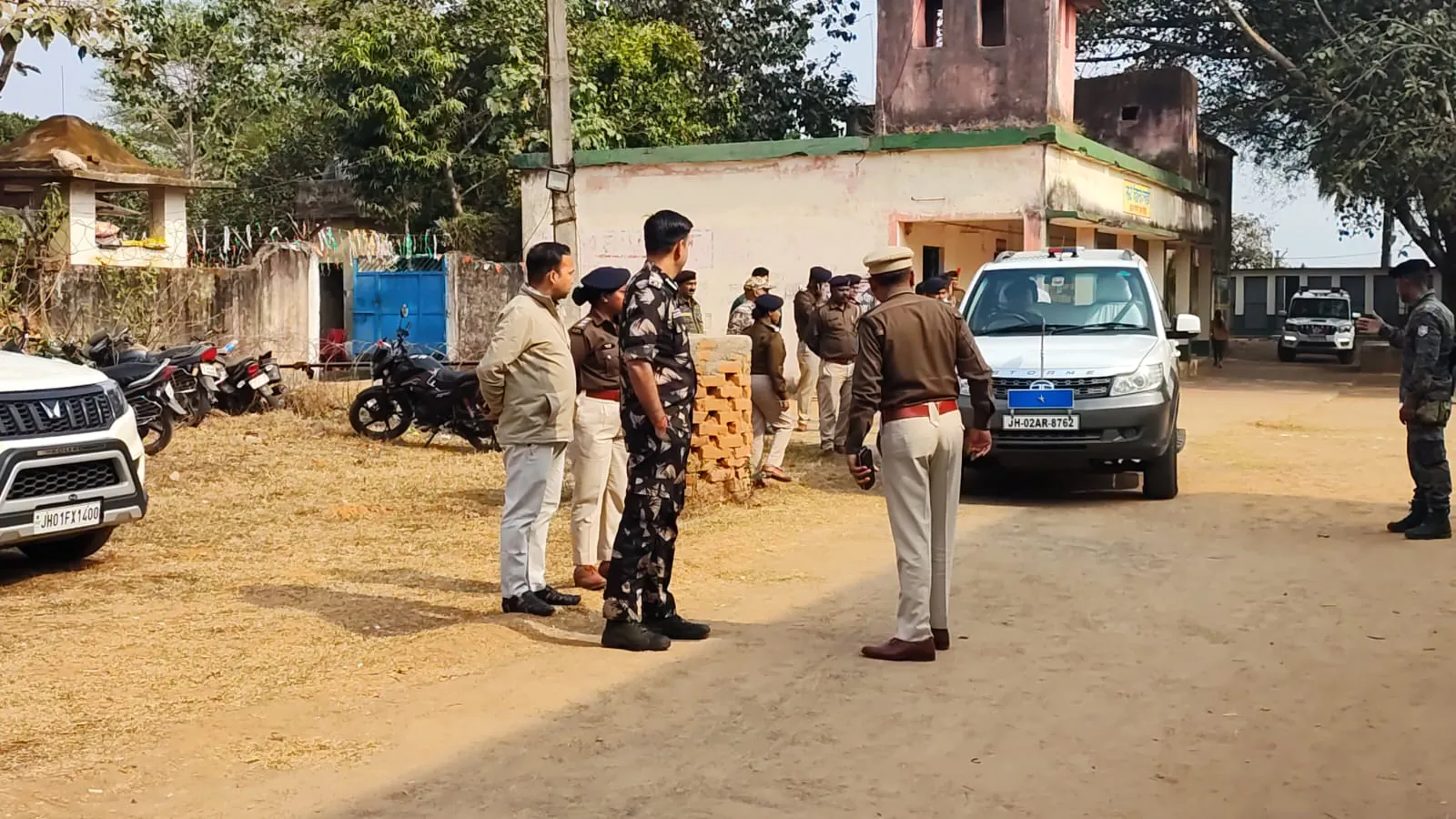 गिरिडीह गैंगरेप मामला: घटना की जांच के लिए हरलाडीह पहुंचे एसपी और डीआईजी