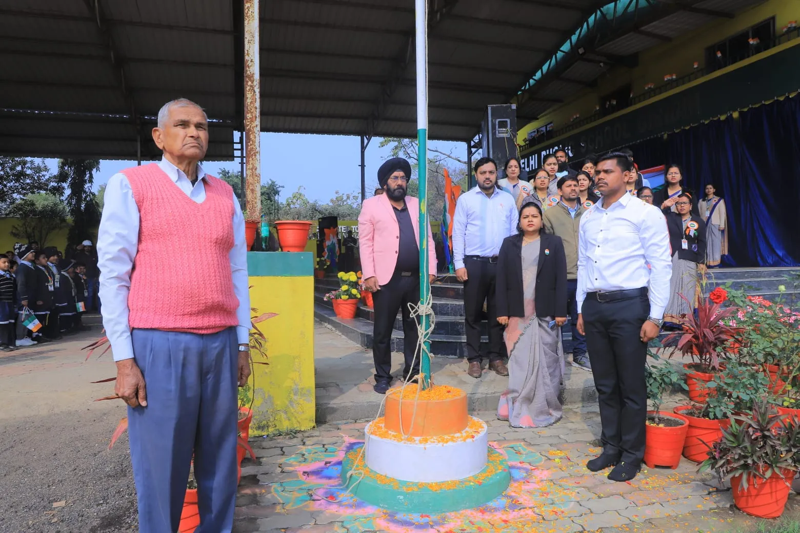 दिल्ली पब्लिक स्कूल में दिखी गणतंत्र दिवस की रौनक, परेड टीम ने निदेशक को दिया गार्ड ऑफ ऑनर