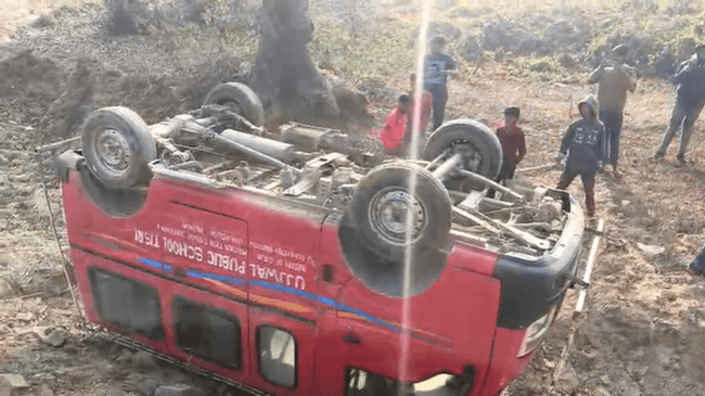  गिरिडीह में तेज रफ्तार स्कूल वैन पलटी, 3 बच्चे घायल