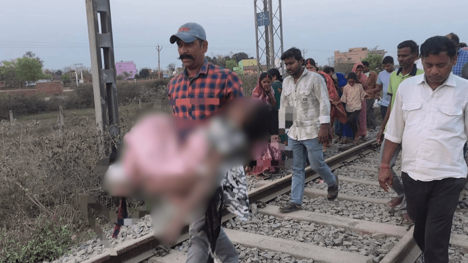 नशे में धुत होकर पटरी पर टहल रहा था युवक, काफी हॉर्न मारने पर भी नहीं हटा, कटकर मौत