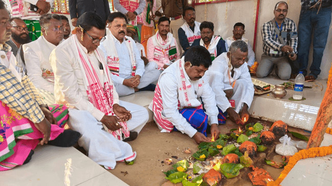 पारसनाथ पहाड़ में आदिवासी समुदायों ने धूमधाम से मनाया 'बाहा पर्व', मंत्री सुदिव्य सोनू, बाबूलाल मरांडी हुए शामिल