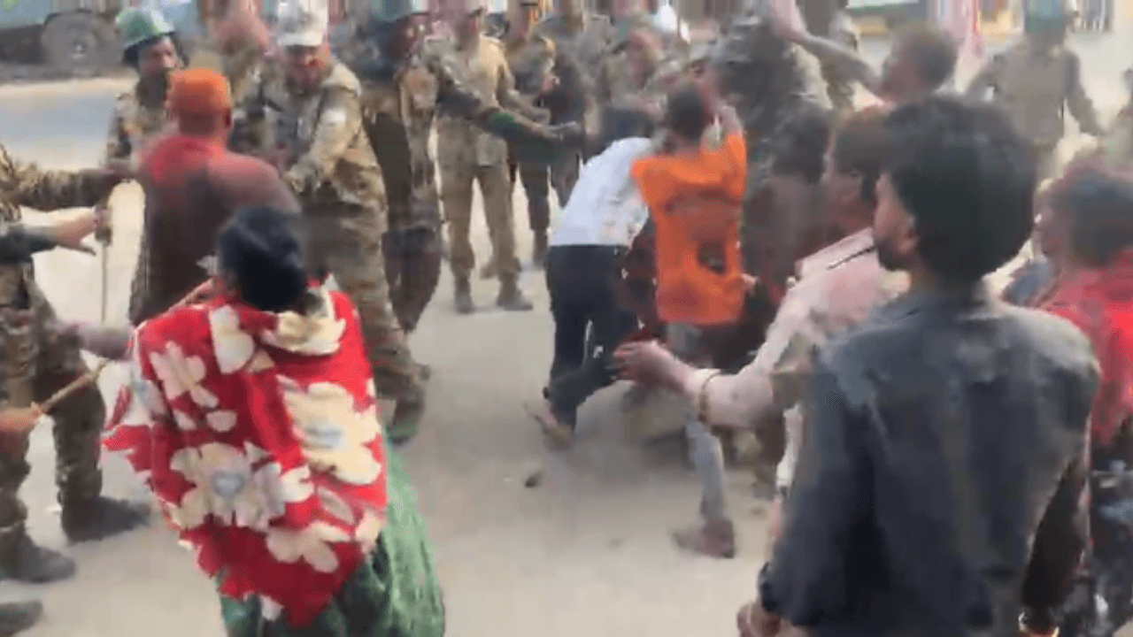 गिरिडीह में होली खेल रही सफाई कर्मियों और महिलाओं पर पुलिस ने चलाई लाठी ! 