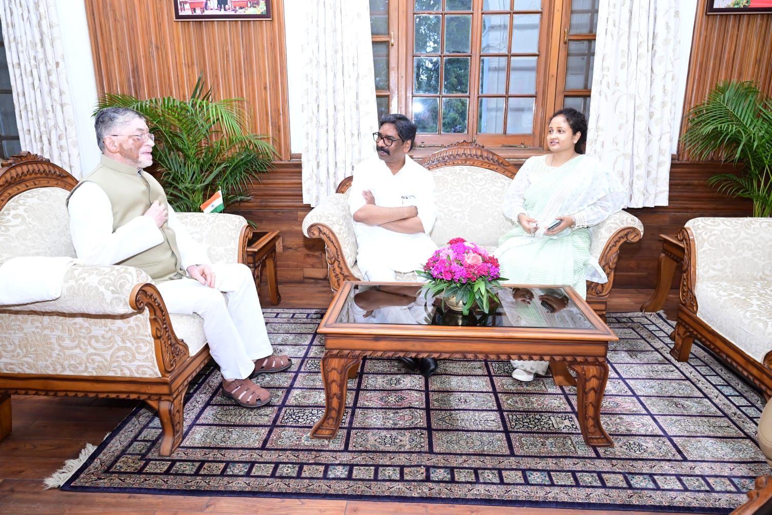 राज्यपाल संतोष कुमार गंगवार से मिले CM Hemant Soren, विकास योजनाओं व विदेश यात्रा की दी जानकारी