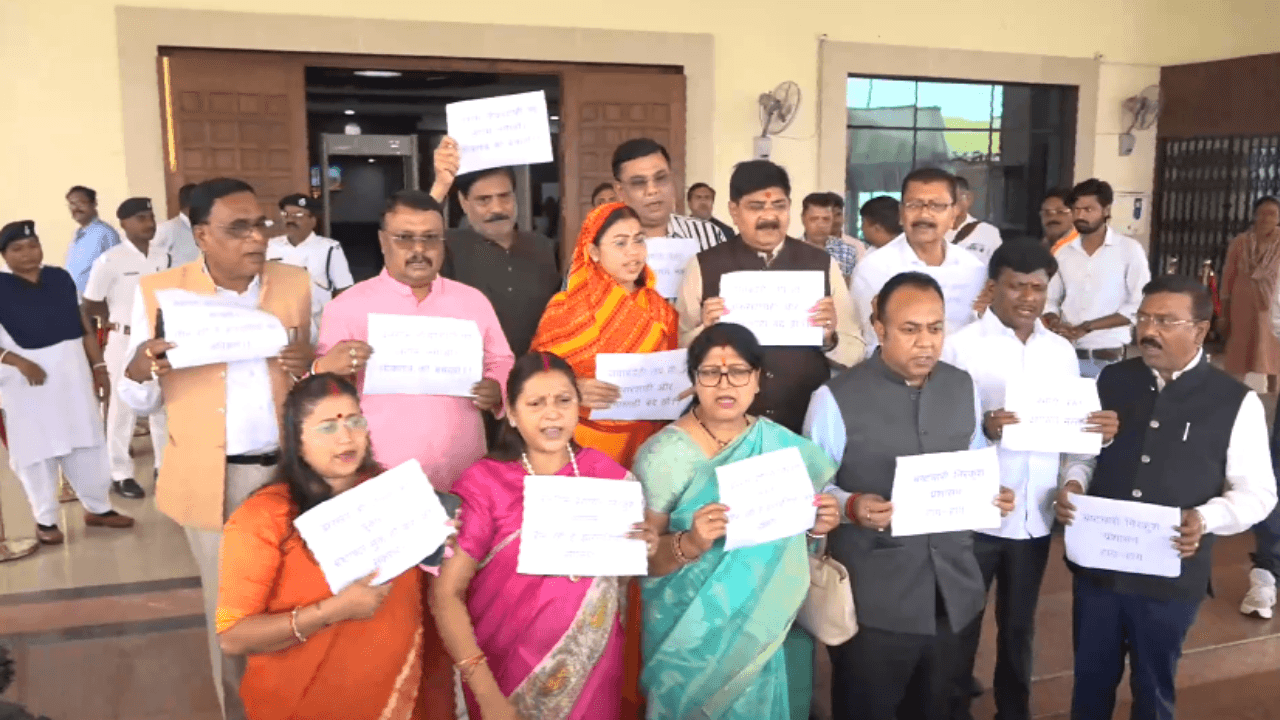  झारखंड विधानसभा के बजट सत्र का आज 10वां दिन,  BJP ने सरकार और प्रशासन के खिलाफ किया जमकर प्रदर्शन