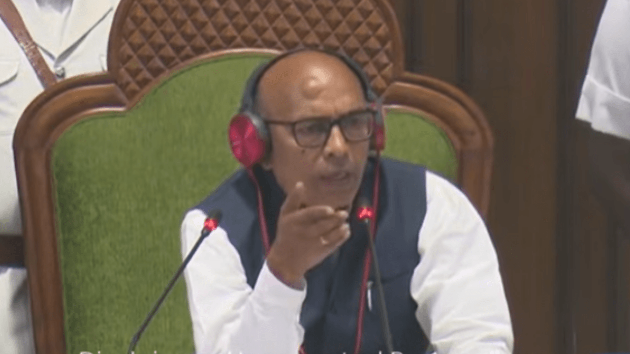 झारखंड विधानसभा में जोरदार हंगामा, सदन में आ गई मार्शल आउट तक की नौबत