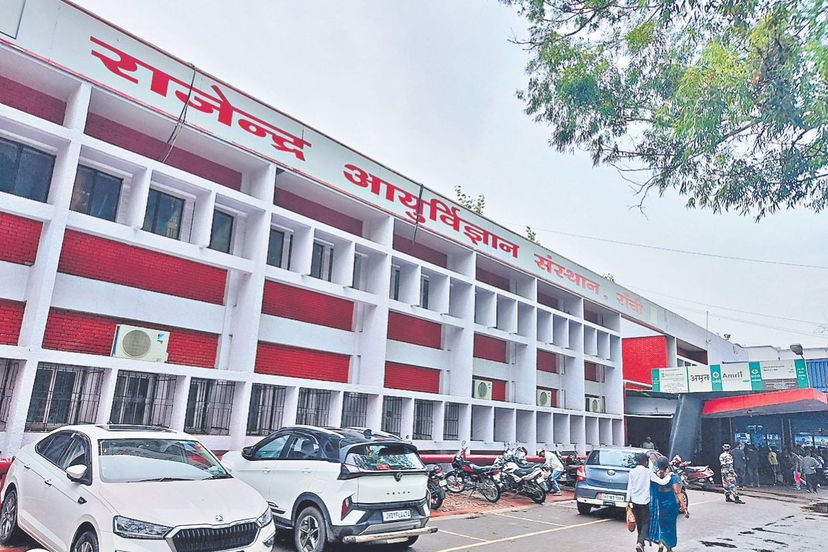 रिम्स की थाली में अव्यवस्था का स्वाद, बजट बढ़ा, सुविधा नहीं — टेंडर की शर्तें कागजों तक सीमित