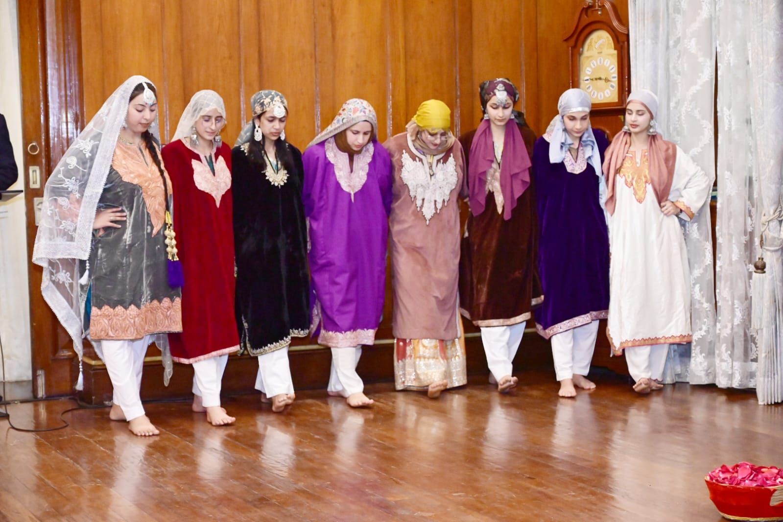 राज्यपाल गंगवार ने की कश्मीरी युवाओं से मुलाकात, 'वतन को जानो' कार्यक्रम में हिस्सा ले रहे J&K के प्रतिभागी  