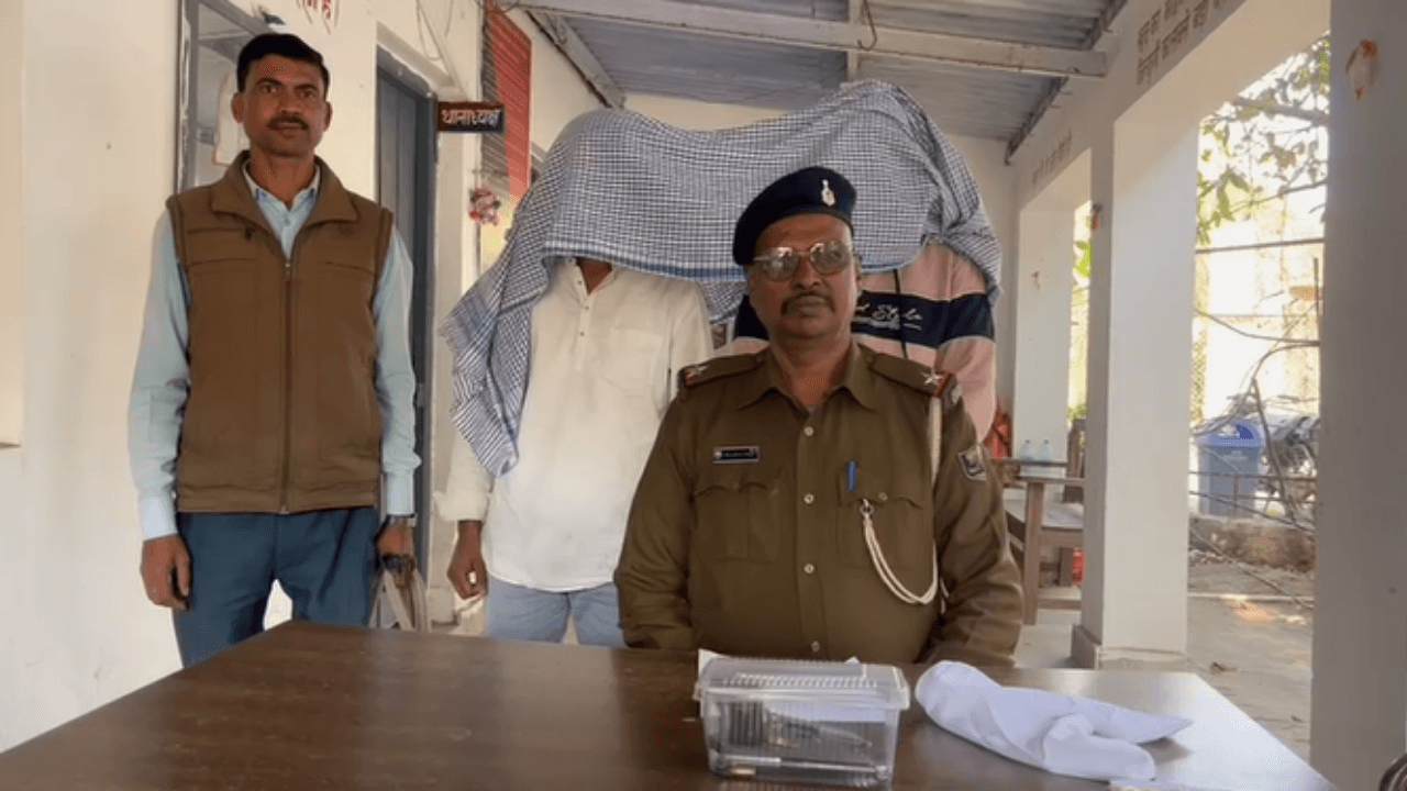 लोगों में दहशत फैलाने के उद्देश्य से हथियार लेकर घूम रहा था युवक, पुलिस ने दबोचा