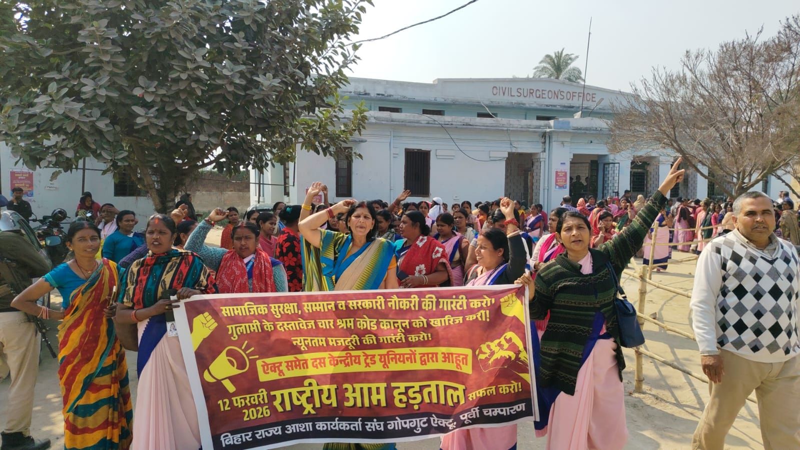 मोतिहारी में आशा कार्यकर्ताओं का सिविल सर्जन कार्यालय घेराव, केंद्रीय ट्रेड यूनियन को दे रहीं समर्थन