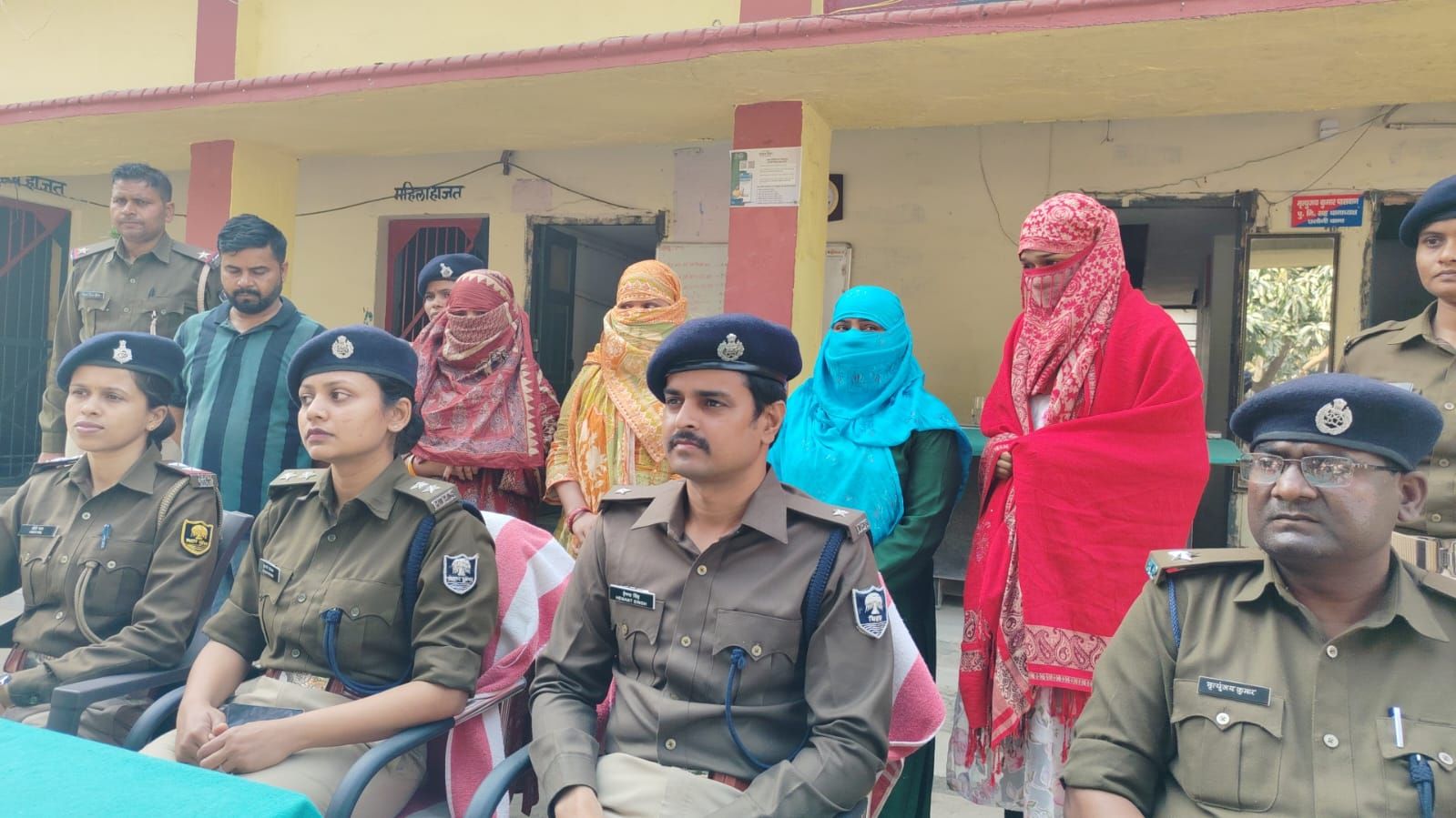 Motihari में देह व्यापार के संगठित गिरोह का भंडाफोड़, WhatsApp Group से होती थी डील