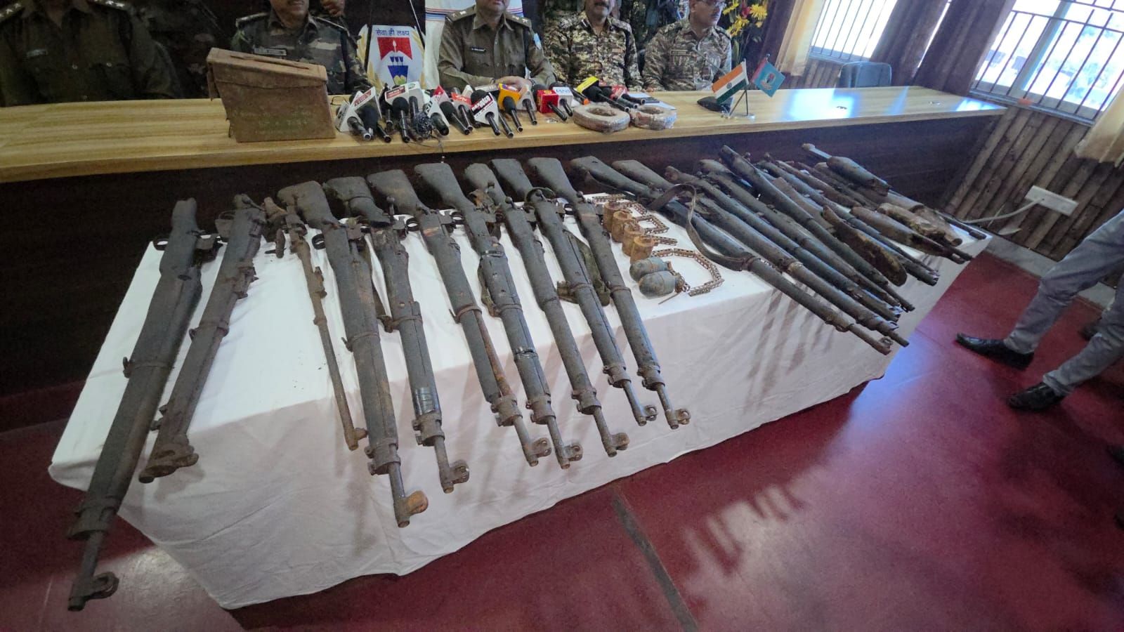 Giridih: पुलिस को मिली बड़ी सफलता, पारसनाथ के तराई इलाके से हथियारों का जखीरा बरामद