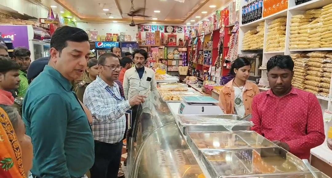 Holi से पहले प्रशासन की बड़ी कार्रवाई! दो अन्नपूर्णा रेस्टोरेंट में छापेमारी, एक मिठाई कारखाना सील