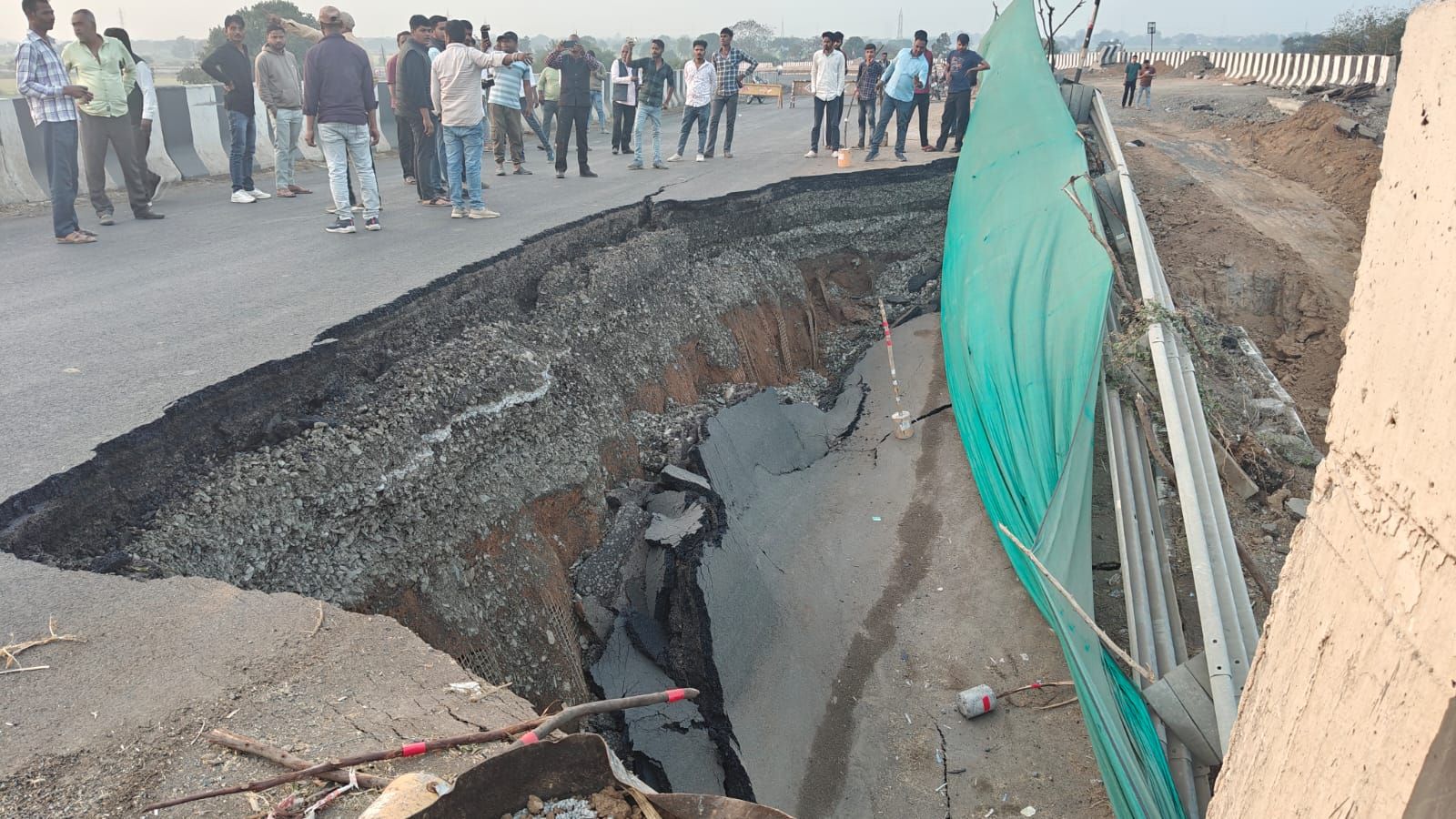 शहपुरा में सड़क निर्माण पर सवाल: राष्ट्रीय राजमार्ग 45 का रेल ओवर ब्रिज भरभराकर गिरा, टला बड़ा हादसा